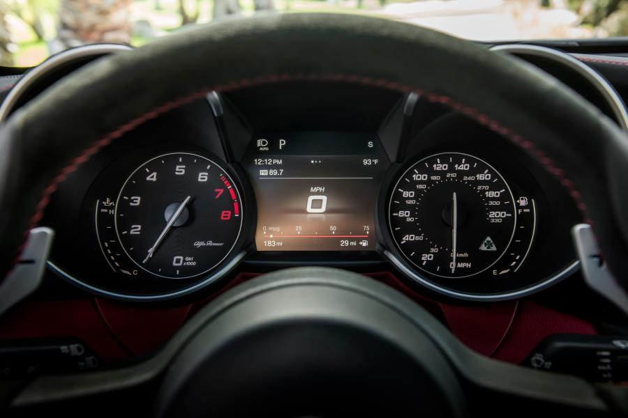 Панель приборов Alfa Romeo Stelvio Quadrifoglio NRING (949) 2019 года  (NA) (фото 29 из 31)